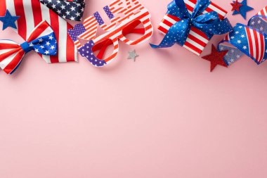 Parti dekorasyonlarının en üst görüntüsü: kıvırcık kurdele, ışıldayan yıldızlar, parti gözlükleri, kravat, Amerikan bayrağı renginde papyon, hediye kutusu, metin veya reklam için yeri olan pastel pembe arkaplan