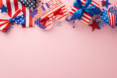 Şenlikli parti unsurlarının üst görüntüsü: yılanbalığı, parıldayan yıldızlar, konfeti, parti gözlükleri, kravat, papyon, hediye kutusu. Metin veya reklam için alanı olan pembe arkaplan