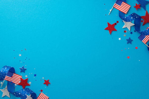 Захватывающая композиция из кудрявых лент, блестящих звезд и сверкающих конфетти украшает голубой фон с пустым пространством, готовым разместить текст или объявления о праздновании Дня независимости США
