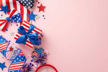 Bağımsızlık Günü 'nün özünü büyüleyici bir üst görüş düzenlemesiyle canlı getirin: yılanbalığı, yıldızlar, konfeti, saç bandı, kravat, papyon, pastel pembeyle hediye kutusu. Boşluğu metin veya reklamınızla özelleştirin