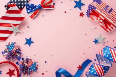 Amerikan Özgürlük Günü partisi. Sembolik eşyaların üst görüntüsü, konfeti, kurdele, parlak yıldızlar, saç bandı, parti gözlüğü, kravat, papyon, ABD bayrağı, mesaj veya reklam için boş çerçeveli pastel pembe arkaplan