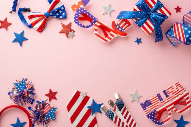 ABD 'nin Bağımsızlık Günü kutlamalarını tasvir eden şenlik düzenlemesi: kurdele, yıldızlar, saç bandı, gözlük, kravat, papyon ve hediye kutusu. Metin veya reklam için boş alanı olan pastel pembe bir arkaplan üzerindeki üst görünüm