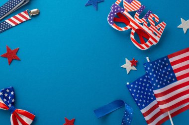 4 Temmuz kutlama motifi. Vatansever parti aksesuarları, kıvrımlı kurdeleler, parıldayan yıldızlar, şenlik gözlükleri, papyon, Amerikan bayrakları, mavi arka planda mesaj ya da reklam için boşluk.