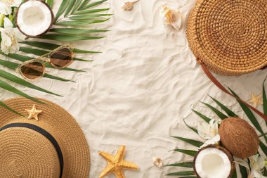 Nihai yaz tatiline hazır olun! Üst görünüm: güneş gözlüğü, güneş şapkası, çanta, deniz kabuğu, deniz yıldızı, palmiye yaprakları, alstromerya ve kumlu kumsalda serinletici hindistan cevizi.