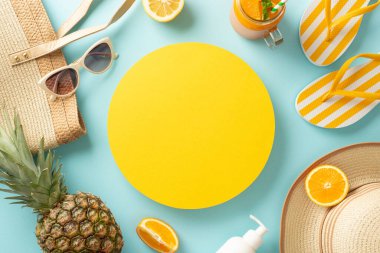 Güneş şapkası, parmak arası terlik, güneş gözlüğü, meyve, torba, içecekler, pastel mavisi bir arka plana yerleştirilmiş büyüleyici bir yaz kaçamağının özünü yakalayın. Boş bir daire metin ve reklam bekliyor