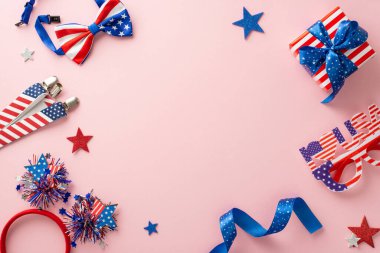 Canlı kutlama gereksinimleri! Yukarıdan bakıldığında, tanık kıvrımlı kurdele, parlak yıldızlar, saç bandı, parti gözlüğü, papyon, hediye kutusu, pastel pembe arka plandaki askılar mesaj veya reklam için boş çerçeve.