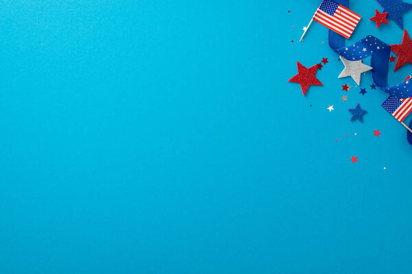 Живой праздничный декор, с ленточкой, блестящими звездами, блестящими конфетти, сходятся на синем фоне с пустым пространством, предлагая специальное место для рекламы во время празднования Дня независимости США