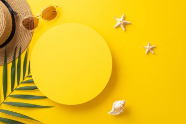 Kendini yaz kaçamağının özüne daldır. Bu çarpıcı manzaralı düz zemine. Güneş şapkası, palmiye yaprakları, güneş gözlükleri, deniz yıldızı, parlak sarı bir zemin üzerinde boş çemberle deniz kabuğu.