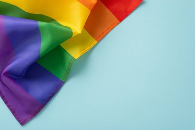 LGBT Tarih Ayı 'nı gökkuşağı temalı bayrağın düz bir görünümü eşliğinde pastel mavi bir arkaplanda metin için boşluk ile kutluyoruz