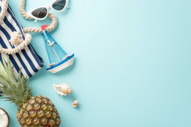 Yaz ayının cazibesini, güneş gözlüğü, meyve, çanta, güneş gözlüğü ve pastel bir arka plandaki oyuncak tekneyle yaşayın. Boş bir alan metin için sonsuz olanaklar sunar