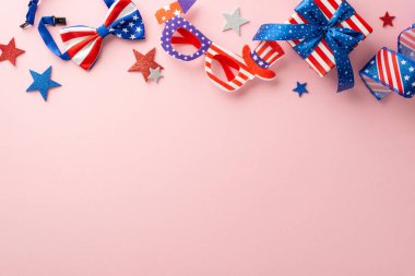 Partiyi başlatın! Vatansever aksesuarların üst görüntüsü: kıvırcık kurdele, parıldayan yıldızlar, parti gözlükleri, papyon, hediye kutusu, mesaj veya reklam için boş alan ile pastel pembe arka planda düzenlenmiş