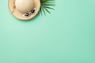 Sahildeki temel şeyleri, güneş gözlüklerini, güneş şapkalarını ve palmiye yapraklarını tepeden tırnağa görebildiğiniz bir rahatlama yolculuğuna çıkın.