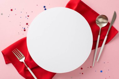 Bayram sofrası kurarak Bağımsızlık Günü 'ne hazır olun. Çatal, bıçak, kaşık, peçete, yıldız şeklindeki konfeti. Boş daire, kişiselleştirilmiş iletiler veya reklamlar için ideal