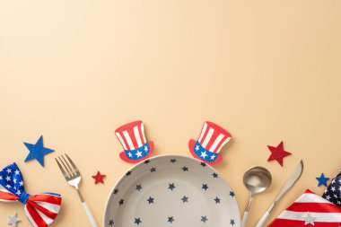 Amerikan Rüyası parti menüsü. Masa ayarı, tabak takımı, çatal bıçak, yıldızlar, saç bandı, kravat, bej arkaplan üzerinde ulusal bayrak renginde papyon metin veya reklam için boş alan