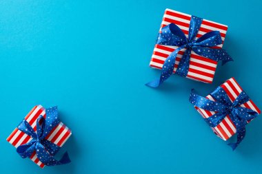Bağımsızlık Günü 'nü stille kutlayın! Mavi zemin üzerinde ulusal bayrak desenli paketlenmiş hediye kutularının üst görünümü metin veya reklam için boş alan