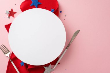 Amerikan Bağımsızlığı bayram partisi menüsü. Üst görünüm sembolik unsurları gösteriyor: çatal bıçak takımı, peçete, simli yıldızlar, ABD bayrak renklerinde konfeti. Metin veya reklamlar için boş çemberli pembe arkaplan