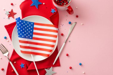 Amerikan Bağımsızlık Günü partisi için şenlikli menü: Tabak, bayrak direği, çatal, bıçak, süs, peçete, pastel pembe arka planda parlayan yıldızlar