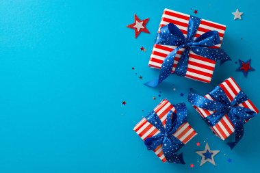 Parlak yıldızların, konfetilerin ve hediye kutularının zamansız Amerikan bayrağı desenine sarılı olduğu görkemli dekorasyonlara tanık olun. Mavi arkaplana karşı, metin veya reklam için alan sağlama