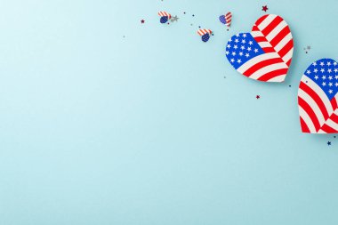 Özgürlük yıldönümü kutlamaları. Vatansever süslemelerin genel görüntüsü: Amerikan bayrağı motifli kalpler ve yumuşak mavi arkaplan üzerinde parlak konfeti metin veya promosyon için boş bir alan