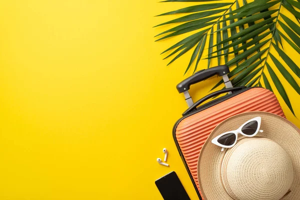 Καλοκαιρινό Ταξίδι Πάνω Άποψη Φωτογραφία Πορτοκαλί Βαλίτσα Καπέλο Ηλίου Και — Φωτογραφία Αρχείου