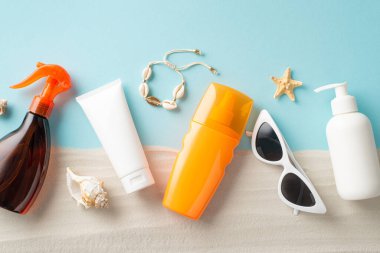 Temmuz, Güneş Güvenliği Ayı teması. Güneş kremi losyonları ve etiketsiz SPF sprey şişeleri, güneş gözlüğü, deniz kabuğu bileziği ve kumsalda deniz yıldızı ve markalaştırmak için alanı olan su arkaplanı.