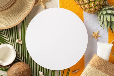 Yaz tatili kavramı. Çuval ve şapka, havlu, palmiye yaprağı, hindistan cevizi ve ananas, güneş kremi ve kopyalanmış kum arka planında deniz yıldızlı kabukların olduğu boş dairenin en üstteki fotoğrafı.