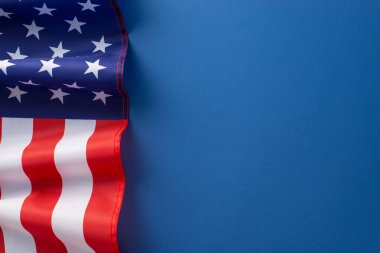 Amerika 'da resmi tatil kavramı. Amerika Birleşik Devletleri bayrağının fotokopi uzayı ile koyu mavi izole edilmiş arka plan üzerindeki yüksek açılı görüntüsü