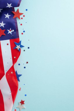 ABD 'de İşçi Bayramı konsepti. Beyaz, mavi ve kırmızı yıldız şekilli boş uzay dikey fotoğrafı ve açık mavi izole arkaplan üzerinde Amerikan bayrağı