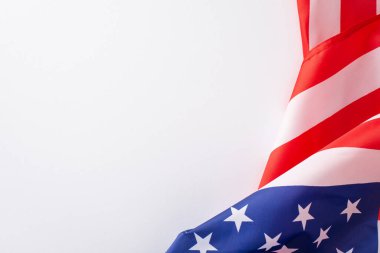Amerika 'da resmi tatil kavramı. Amerika Birleşik Devletleri bayrağının beyaz izole arkaplanda fotokopi uzayıyla yüksek açılı fotoğrafı