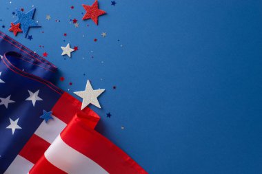 ABD Bağımsızlık Günü konsepti. Mavi, beyaz ve kırmızı parıltılı boşluğun en üstteki görüntüsü ve mavi izole edilmiş arka planda bulunan Amerikan bayrağı.