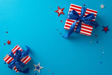 Kendinizi Amerika 'nın Bağımsızlık Günü' nün coşkulu atmosferine daldırın. Yıldızlara, konfetilere, vatansever Amerikan bayrağı desenleriyle süslenmiş hediye kutularına bakın. Mavi zemine karşı kurulmuş.