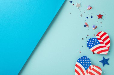 ABD Anayasa Günü yaratıcı tebrikler. Sembolik süslemelerin üst görünümü: Amerikan bayrağı tasarımı, parıldayan yıldızlar, çift renkli arkaplanda parlayan konfeti ve metin veya reklam için boş alan