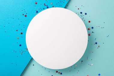 Bağımsızlık Günü ABD 'si için kutlama titreşimleri. Temsili dekorun üst görünümü: parlak konfeti, yaratıcı bir şekilde, metin veya promosyon içeriği için boş daire ile pastel mavi arkaplan karşı set