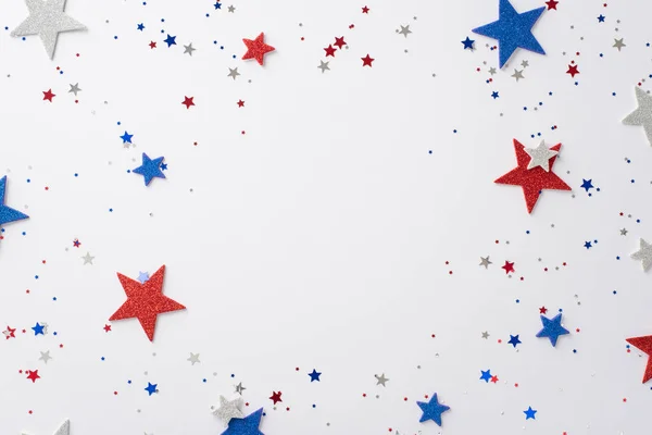 アメリカの公共の休日の概念 青の星形のコンフェッティに囲まれた空の空間の写真をコピースペース付きで白の隔離された背景で高角度表示 — ストック写真