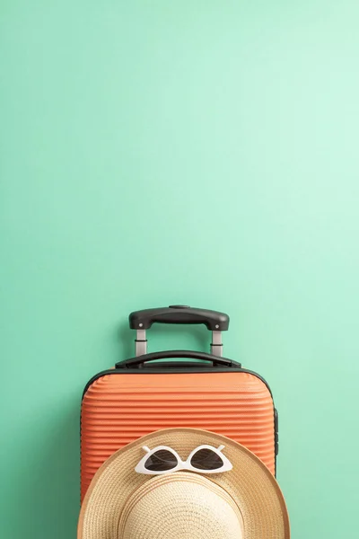 Álomnyaralás Koncepció Felülnézet Függőleges Fénykép Egy Narancsszínű Bőröndről Szalmakalapról Fehér — Stock Fotó