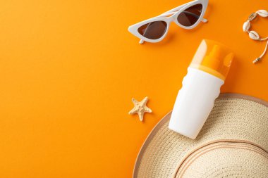 Ultraviyole güvenlik ayı konsepti. Üzerinde hasır şapka, kabuk ve bilezik, güneş gözlüğü ve güneş kremi resmi var.