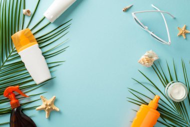 Güneş tarafından öpülen bu cilt için hazır olun. Etiketsiz güneş kremi yağı ve SPF krem şişelerinin, gözlüklerin, kabukların, deniz yıldızlarının ve palmiye yapraklarının boş bir arkaplanda üst görüntüsü