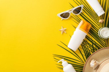 Güneş altında dinlenme teması. Etiketsiz, güneş gözlüksüz, güneş gözlüksüz, güneş şapkasız, deniz kabuksuz, parlak sarı arkaplanlı palmiye yaprağı markalaştırmak için boş alan