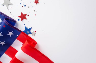 ABD Bağımsızlık Günü konsepti. Beyaz izole arkaplanda mavi, beyaz ve kırmızı parıltılı uzay ve Amerikan bayrağının fotokopi uzayıyla dolu en üstteki görünüm fotoğrafı