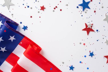 ABD 'de İşçi Bayramı konsepti. Beyaz, mavi ve kırmızı yıldız şekilli ışıltılarla çevrili beyaz izole arkaplanlı Amerikan bayrağı ve fotokopi alanı ile çevrili boş uzay fotoğrafının üstünde