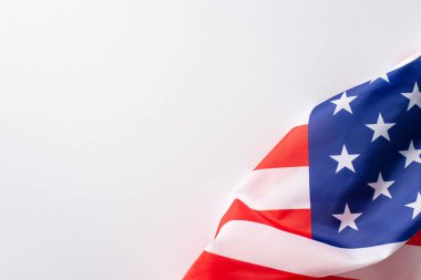 Amerika 'da resmi tatil kavramı. Amerika Birleşik Devletleri bayrağının beyaz izole arkaplanda fotokopi uzayıyla yüksek açılı fotoğrafı