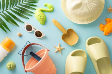 Çocuklarla plaj konseptinde vakit geçirmek. Kum için çocuk oyuncakları, güneş kremi, panama ve güneş gözlüklü terlikler, Celeste izole edilmiş arka planda deniz kabukları.