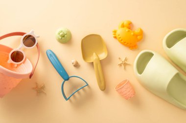 Bebeğinizle plaj tatilinde unutulmaz anılar yaratın: Yengeç kumları kalıbı, kumdan kale aletleri, güneş gözlükleri, lastik terlikler, rahatlatıcı bej bir arka planda deniz yıldızı.