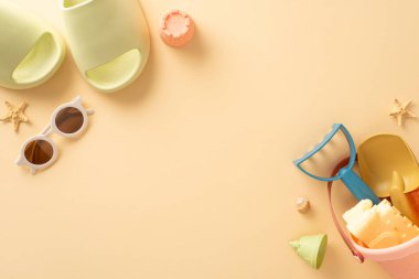 Bebekle plaj macerasına dalın: oyuncakların, kumdan kale takımlarının, gözlüklerin, lastik parmak arası terliklerin, kabukların, rahatlatıcı bej arka planda deniz yıldızlarının genel görünümü, metin veya tanıtım mesajları için tasarlandı