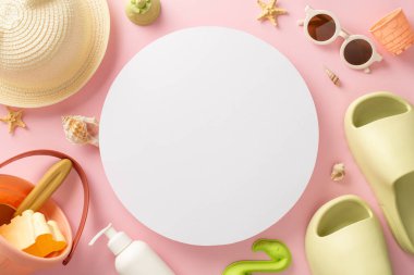 Çocuk konseptiyle yaz gezisi. Deniz kabuklarının en iyi görüntüsü, kum, panama, terlik ve güneş gözlükleri pembe izole edilmiş arka planda oynamak için çocuk oyuncakları mesaj veya reklam için boş daireler.