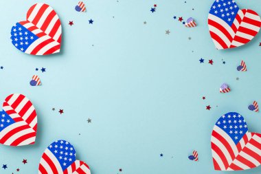 Amerika 'nın Bağımsızlık Günü' nün anısına! Sembolik süslemelerin genel çekimi, Amerikan bayrağı motifini takan kalpler, pastel mavi bir yüzey üzerinde parlak konfeti yazı veya promosyonlar için boş çerçeveli