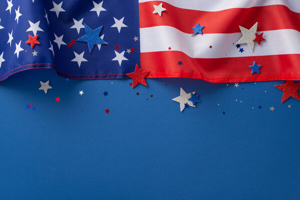 День труда в США концепция. Над просмотреть фото пустого пространства с белыми, синими и красными звездообразными блестками и американским флагом в верхней части на синем изолированном фоне с копировальным пространством
