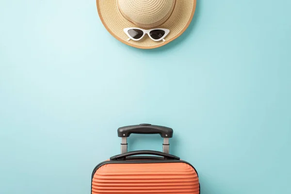 Aufruf Alle Sonnenanbeter Blick Auf Einen Orangefarbenen Koffer Strandutensilien Sonnenbrille — Stockfoto