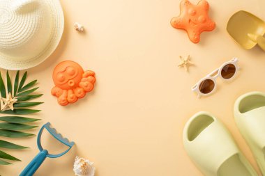 Küçük bir çocukla kumsalda keyifli bir hafta sonu. Üstten kumdan kale seti, gözlük, şapka, lastik terlik, kabuk, deniz yıldızı, palmiye yaprağı, pastel bej arka plan. Aile yönelimli kampanya veya tanıtım için uygun