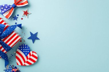 Gaziler Günü şenliği. İkonik dekorasyonların en üst görüntüsü: Amerikan bayrağı motifli kalp, parıldayan yıldızlar, konfeti, tematik olarak açık mavi yüzeyde metin veya tanıtım için alanı olan hediye kutusu